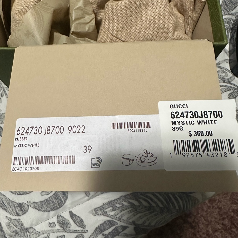 Authentic- Women Gucci Rubber Sandals- worn only once - Picture 3 of 4